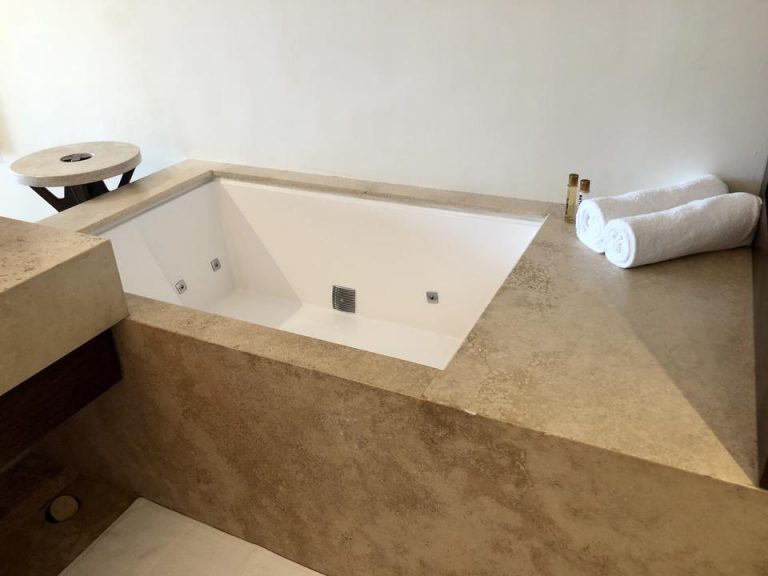 洗面所の隣にオープンなバスタブがあり、バブルにできます。