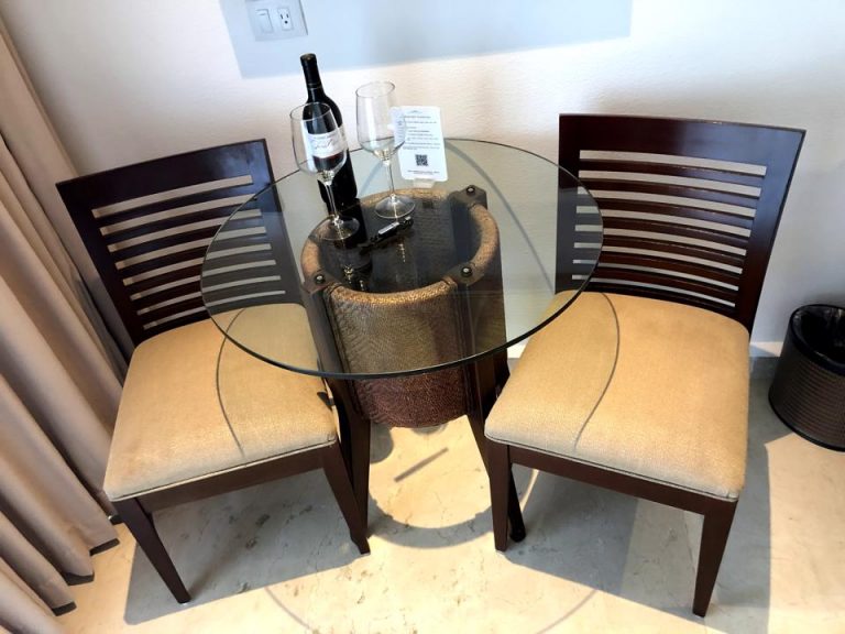 ソファーはありません。椅子と机があります。