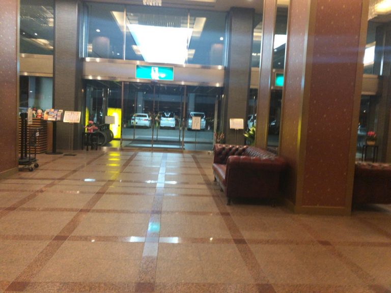 フロント前玄関口