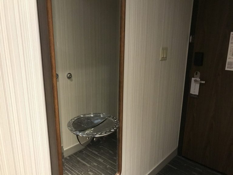 入り口入ってすぐのこのカウンターが心優しい。指輪やキーなどをおけました