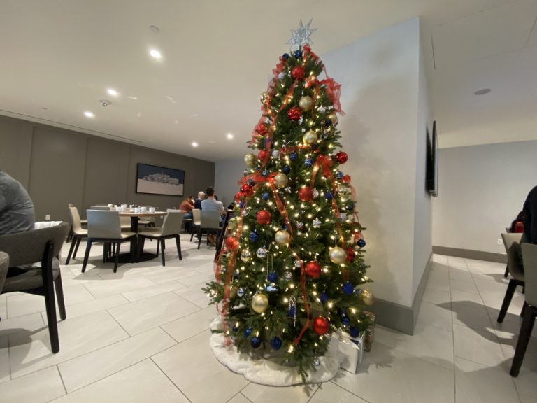 朝食会場とクリスマスツリー