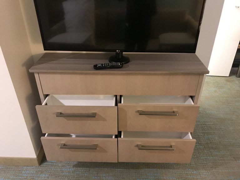 引き出しを開けると30センチあるかないか靴が入るギリギリサイズ位で思わず吹き出しましたでもないよりはマシ_