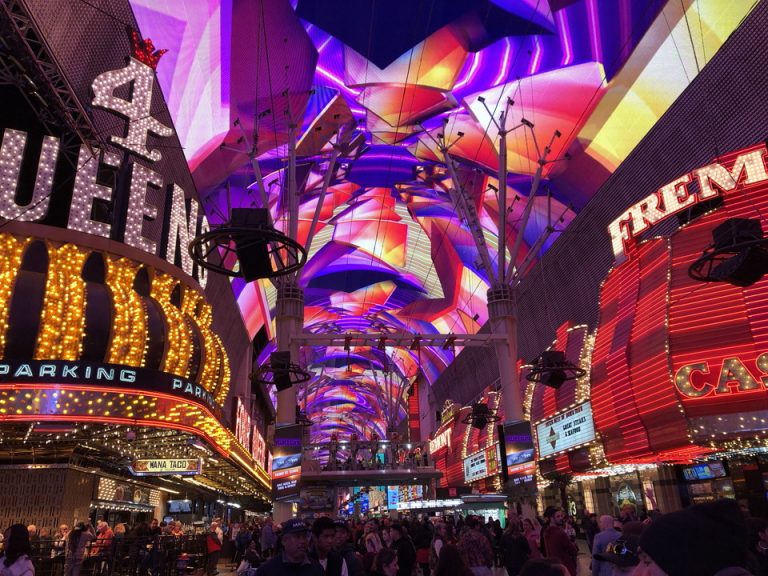 ダウンタウン フリーモントストリート ホテルからUberで15分くらいで行けます。