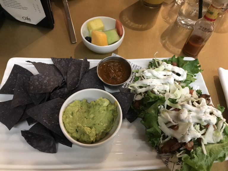 THE CAFEでタコスを朝食に。タコスのシェルをカスタマイズしてレタスラップにしてもらえました。朝からヘビーなものとりたくなかったのでこのカスタマイズはありがたかったです。