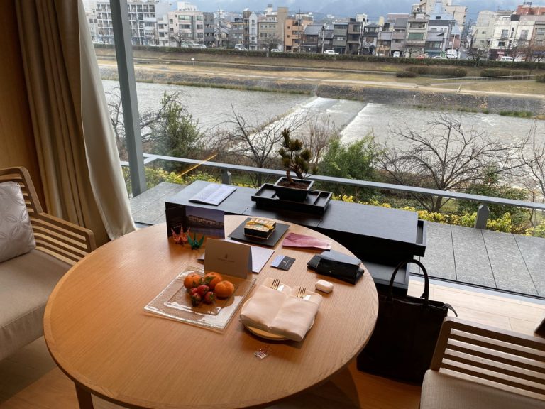 鴨川を見ながら作業ができるデスク