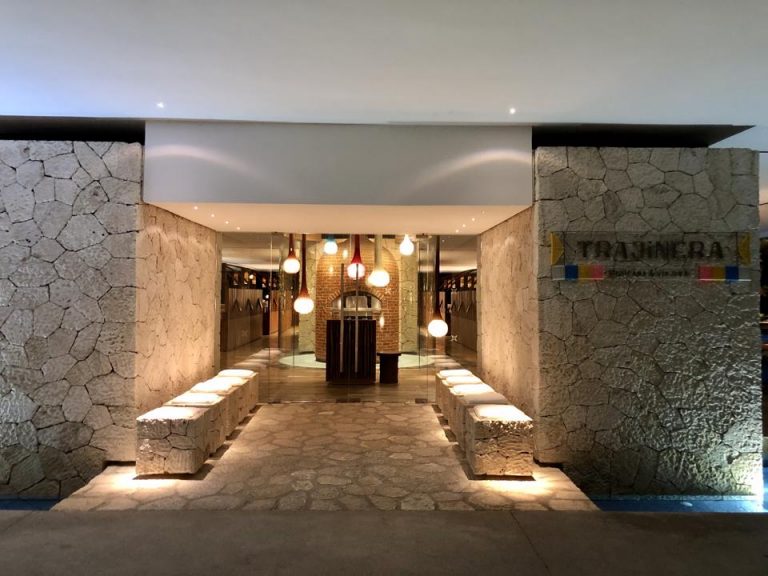 LA TRAJINERA 海鮮バイキングのレストランです。