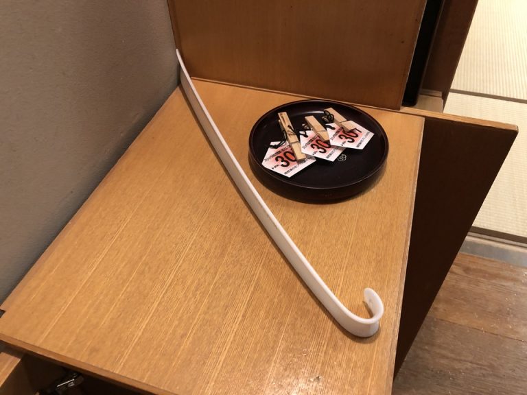 靴箱の上に靴ベラ と スリッパ用クリップ