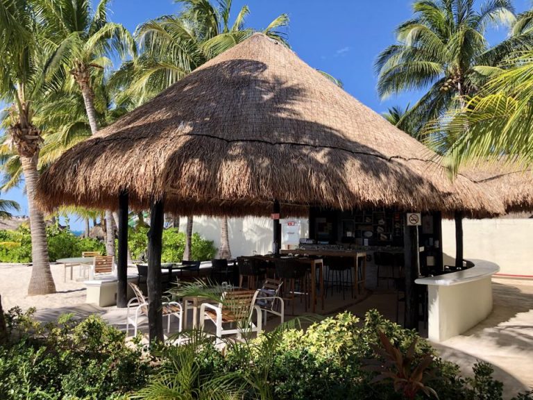 ビーチの近くで軽食とお酒を提供しています。