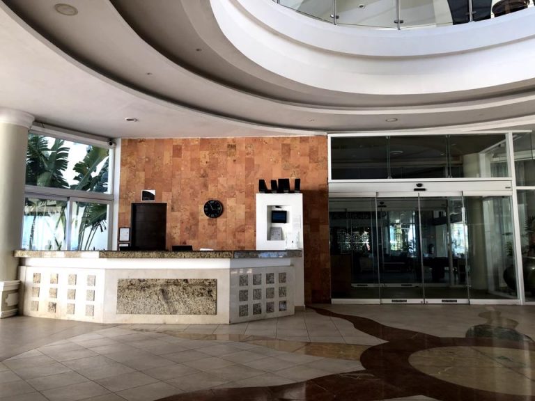 フロントデスクです。1つしかないので少し混み合います。