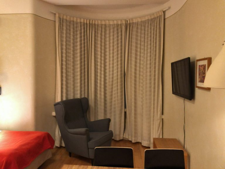 客室窓(カーテン閉じた状態)