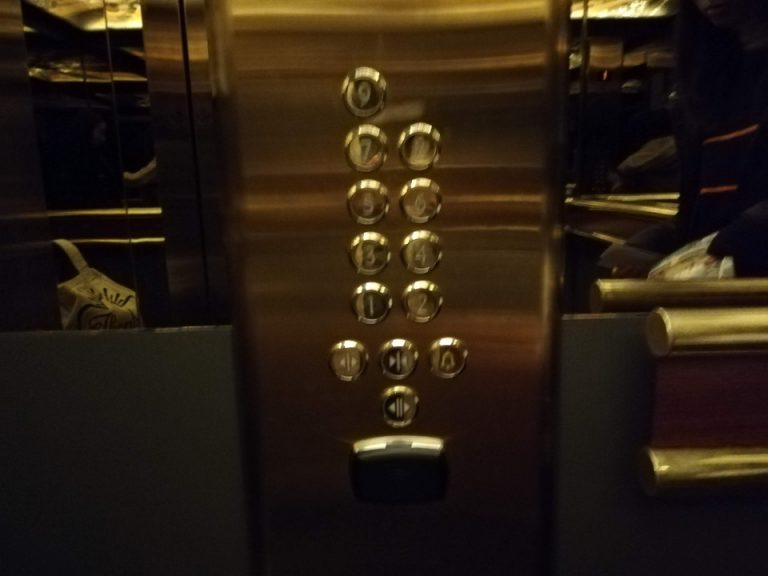 エレベーター階数ボタン