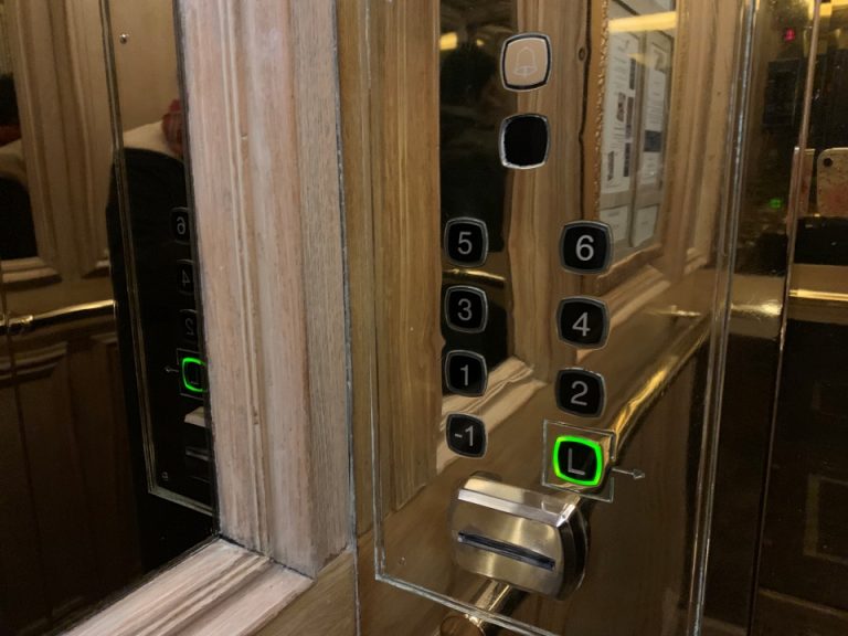 エレベーター階数ボタン