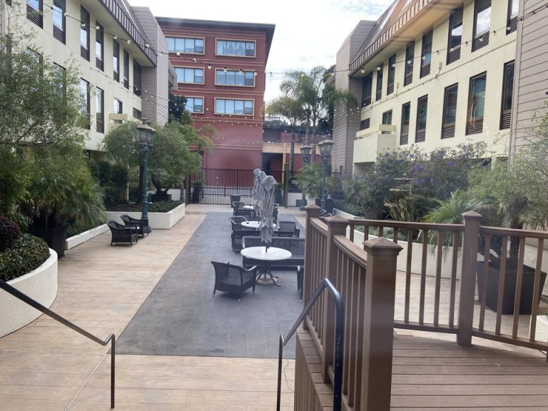 プールの横の棟にあるテラス?