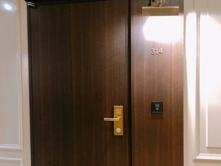 客室扉外観