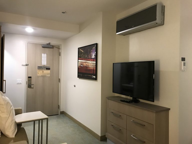 壁に張り付くようにテレビそして見た目は大きいけれどもとても小さな引き出し付きのクローゼットもありました