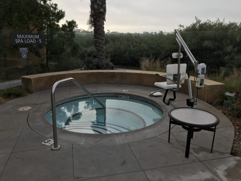 プールサイドにはジャグジーもありました写真には残せなかったのですが前日夜はとても寒くこの狭いスペースにたくさんの人がぬくもりを求めて入っていました