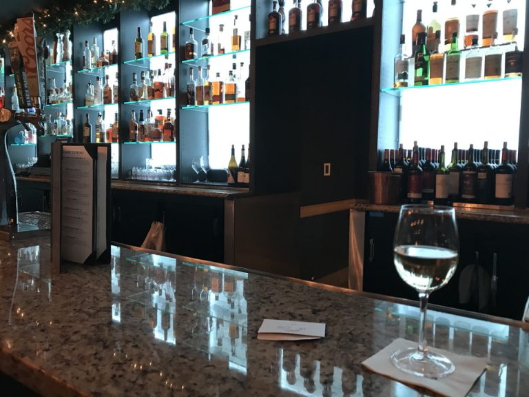 the lounge at hook and spear でワインをいっぱい。