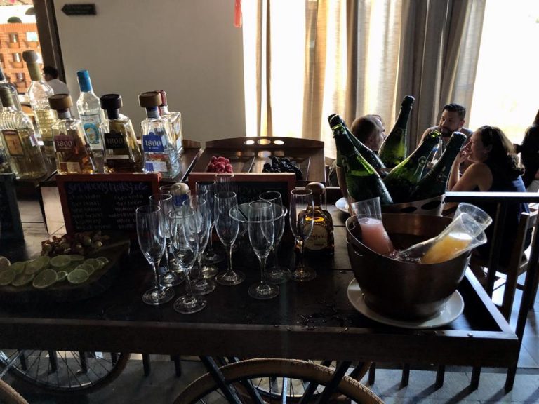 お酒のセルフバーがあります。