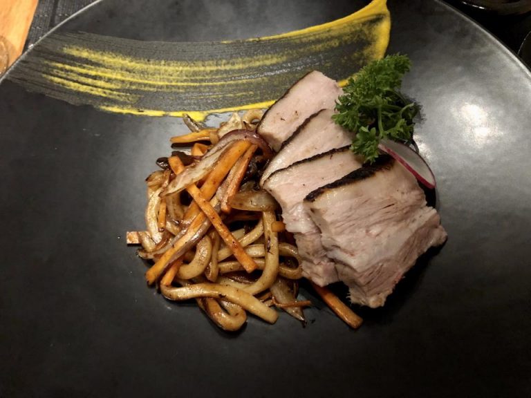 XIN-GAO メインの黒豚焼きうどん。炭火の香りがしてとても美味しかったです。