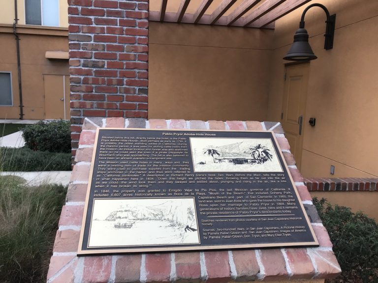 ホテルの外にはあちらこちらこのような歴史をたどる案内掲示がありました