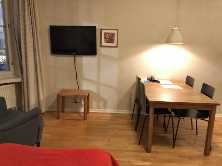 ベッド方向からTV