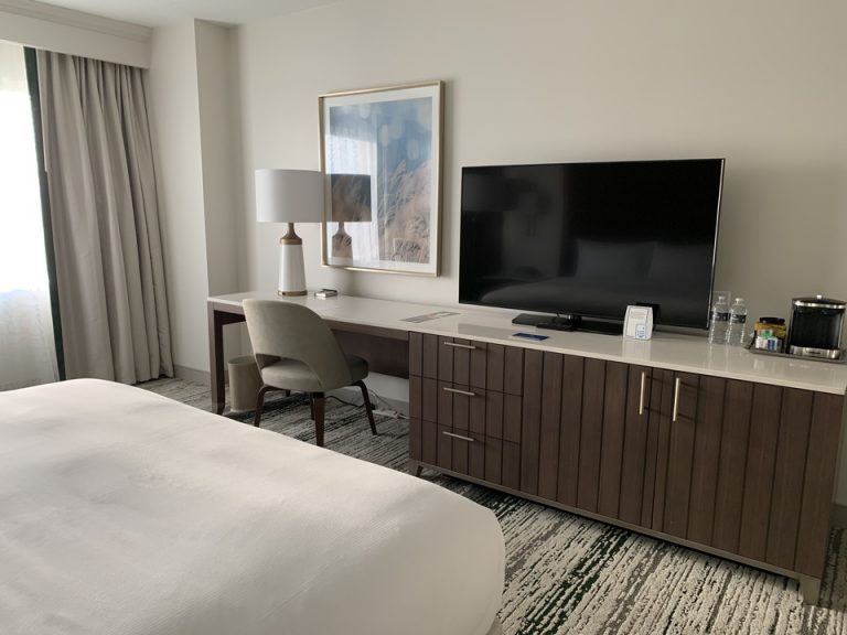 ベッド方向からTV