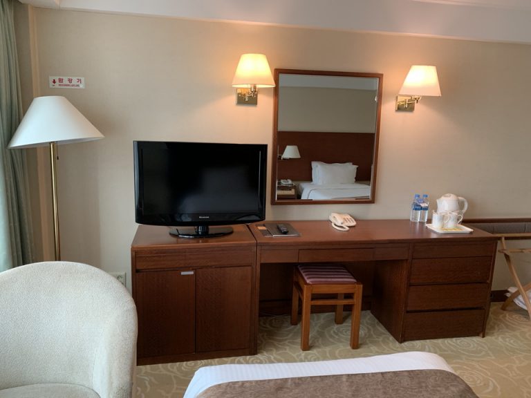 ベッド方向からTV