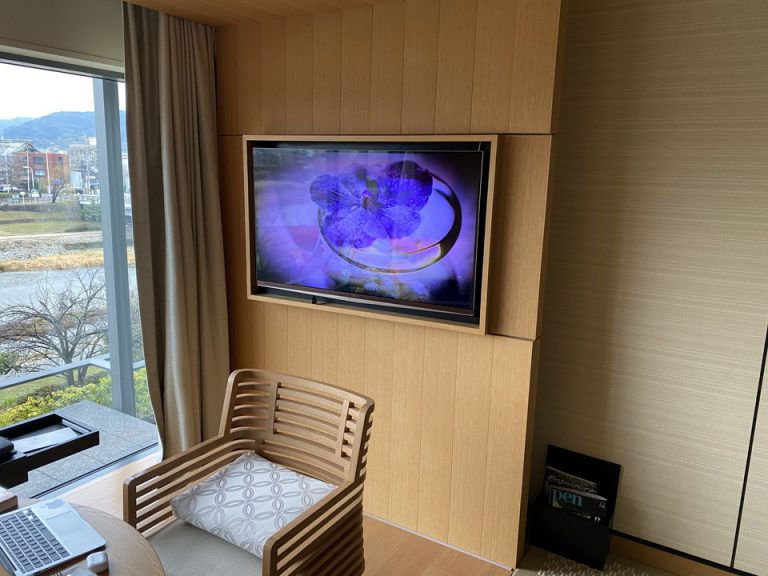 ベッド方向からTV