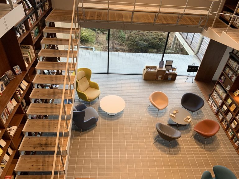 2階から見下ろしたフロントロビー