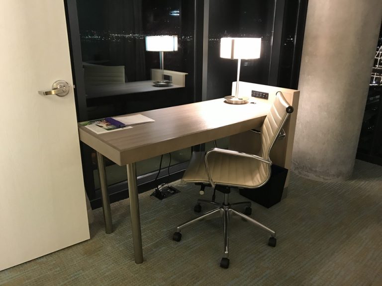 見た目は一見質素でもあるこのデスク景色を味わいながらデスクワークするのには最高以上の言葉は見つからなかったです