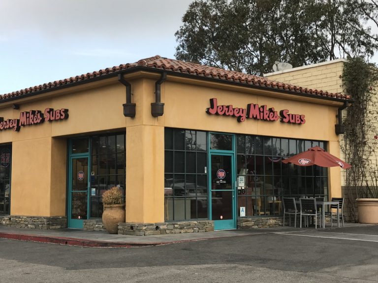 ホテルの駐車場奥にはサンドイッチ屋さんもありました