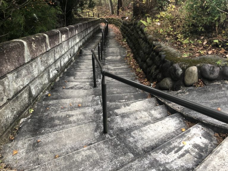 駅からホテルへ向かう道中の階段
