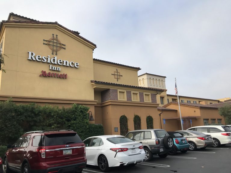 ホテルの客室周りにはずらりと広く大きな駐車場スペースがありこのように自分の宿泊室に近いところに車を止めてアクセスできるようにもなっていました