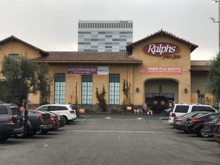 ホテル向かいにはスーパーralphs がありました