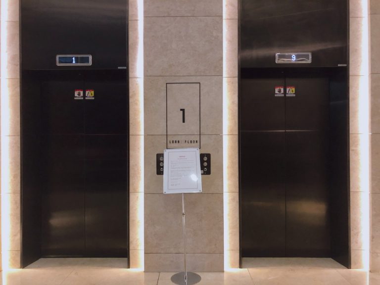 フロントエレベーターホール