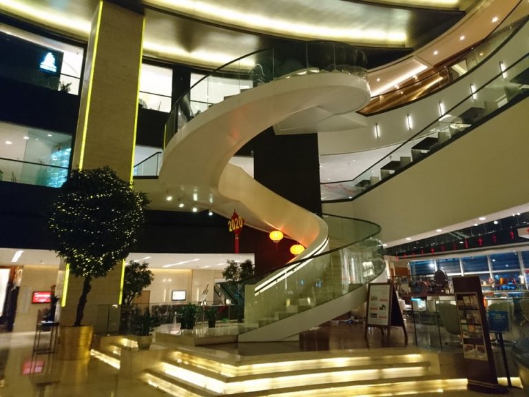 ロビー螺旋階段