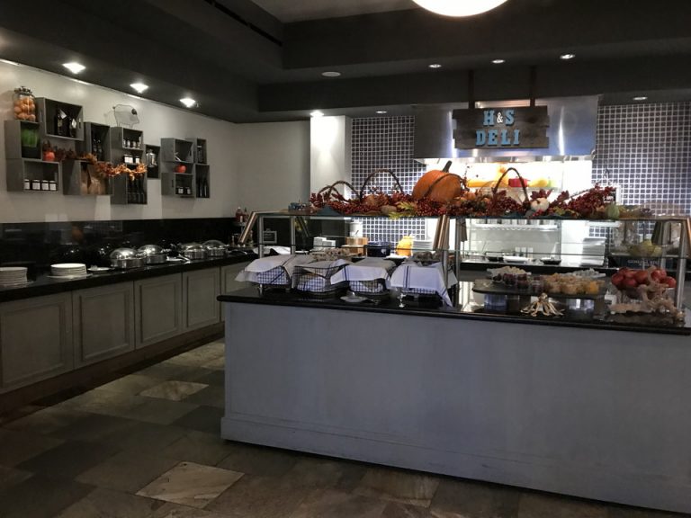 朝食を取れるレストランはバフェとメニューからのオーダーとができこちらはバフェのセクション