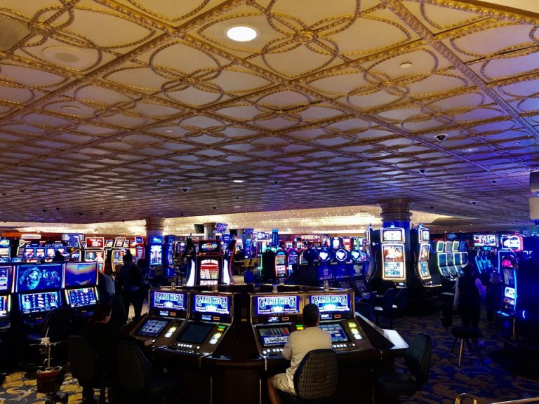 エントランス入ったらすぐにカジノがあります。