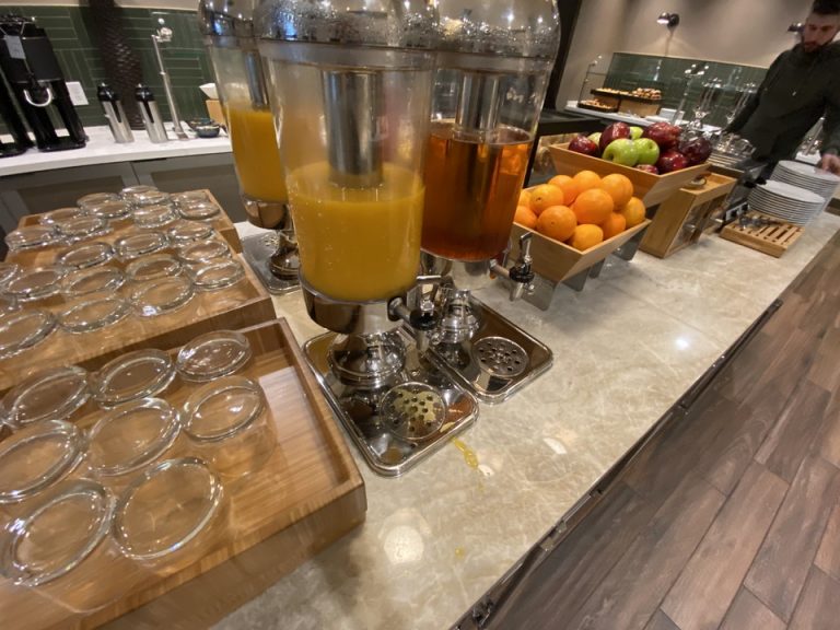 朝食2 ジュースやフルーツ