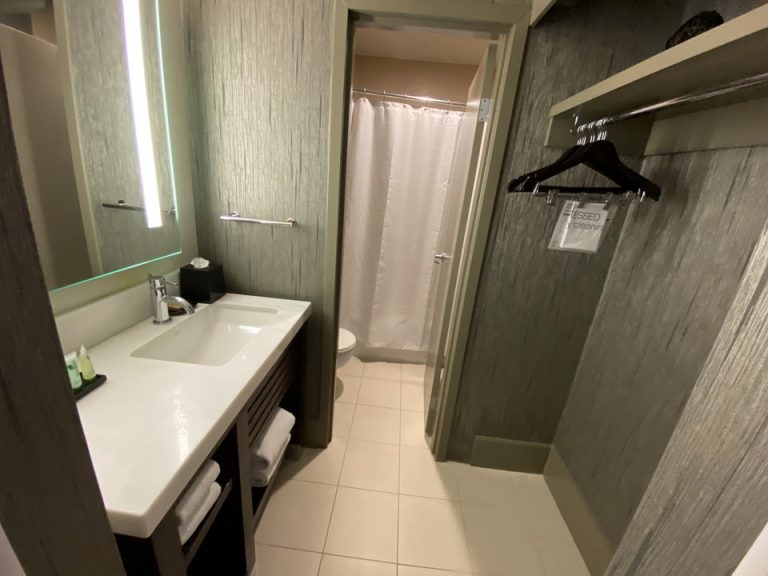 入口からシャワー室