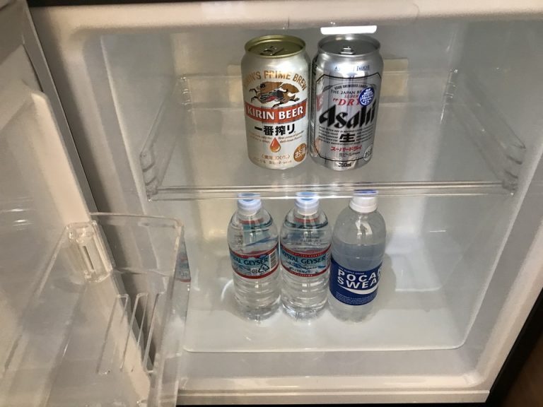 冷蔵庫の中にはチャージされるボトルウォーターやビールなどもありました