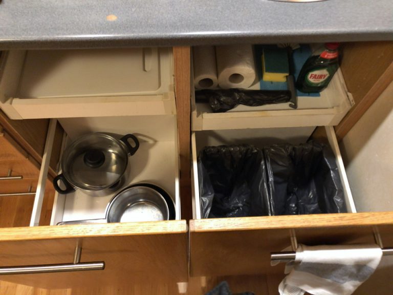 キッチンシンクしたの扉(開けた状態)(鍋、まな板、ごみ箱、洗剤、スポンジなど)