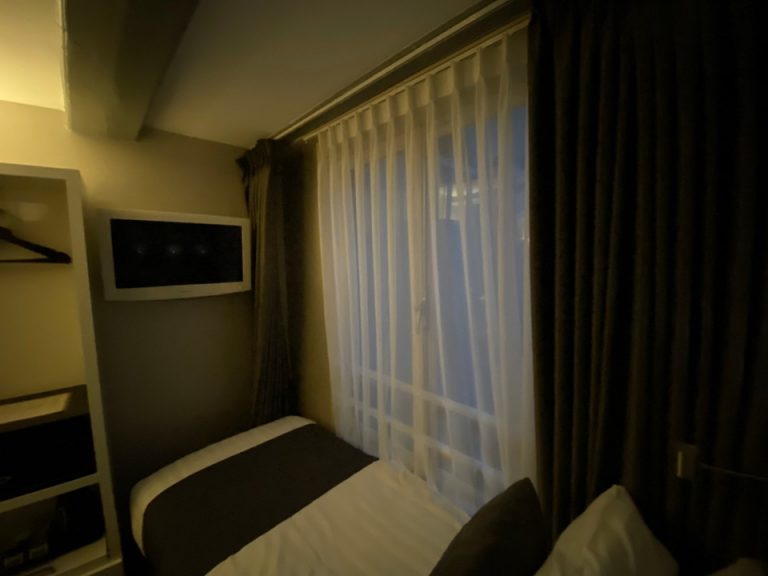 ベットからテレビ