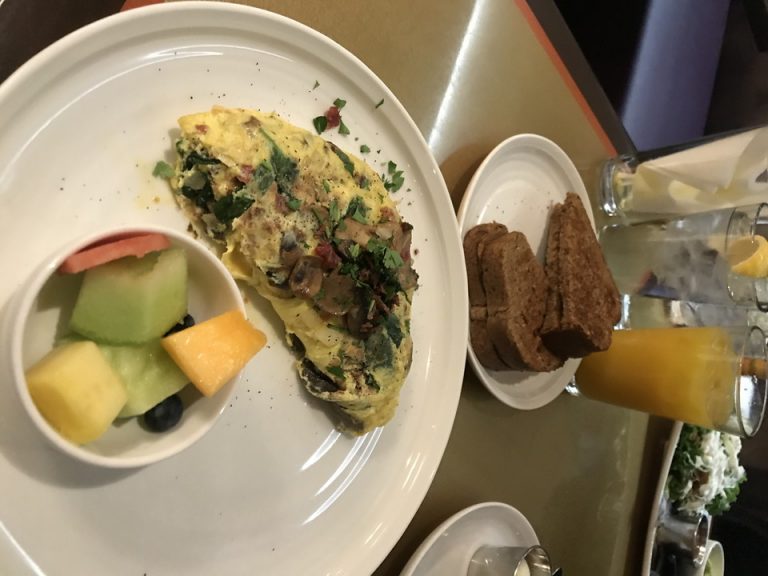 オールデーサービスの朝食はTHE CAFEで食べました。オムレツとサイドフルーツ。
