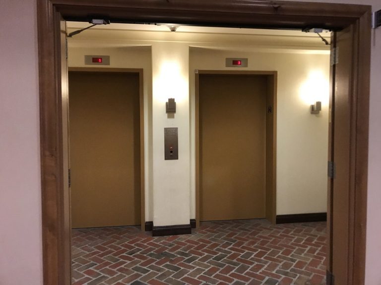 1階エレベーターホール