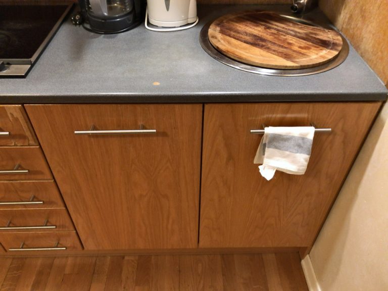 キッチンシンクしたの扉(閉じた状態)