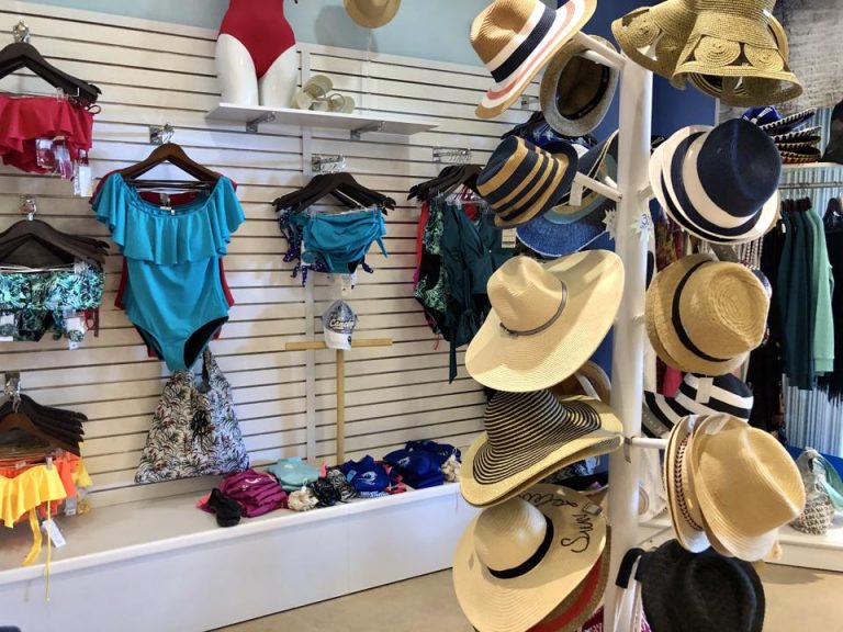 海水浴に必要なアイテムを売っています。