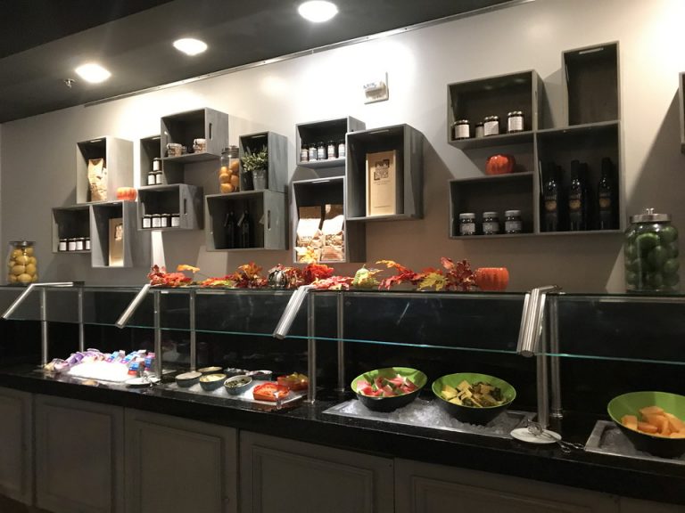 セクションごとに分かれているフルーツ野菜ミートなどの朝からがっつりいただけるバフェでした