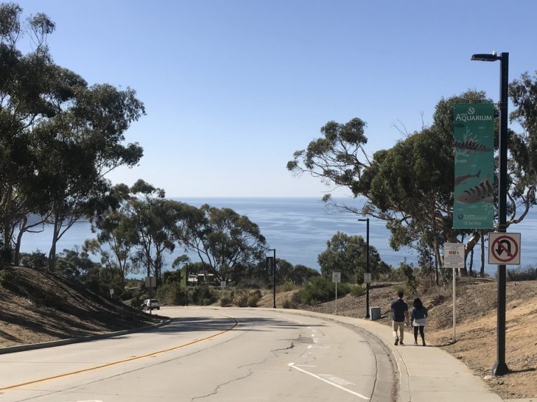 ホテルを出て海方向向けて歩き出しました。