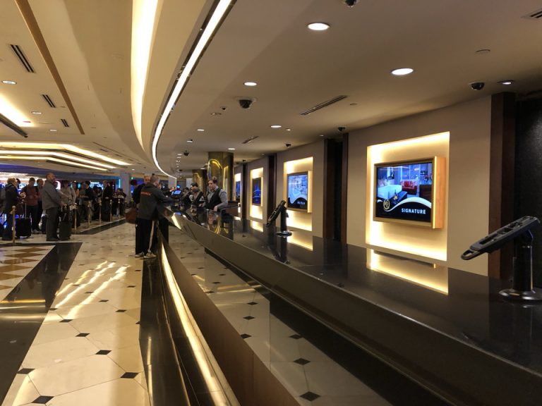 ホテルのフロント(1)